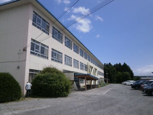 近くの函館市立北日吉小学校まで1,000m（徒歩13分）