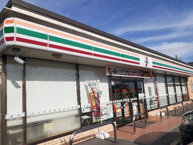 近くのコンビニまで180m（徒歩3分）