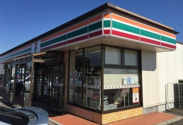 近くのセブンイレブン関宿台町店まで450m（徒歩6分）