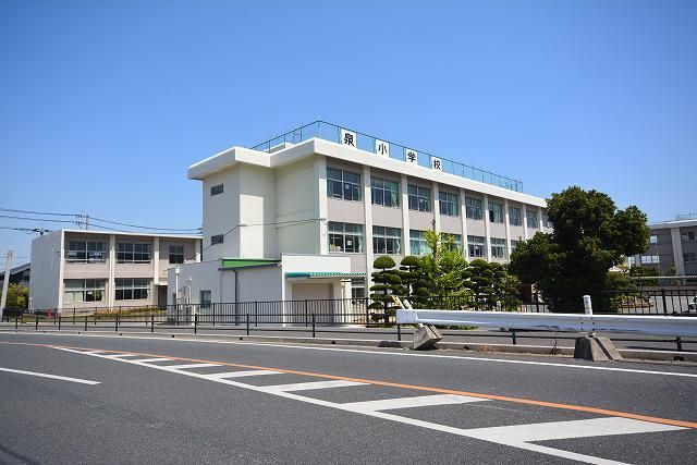 近くの泉小学校まで420m（徒歩6分）