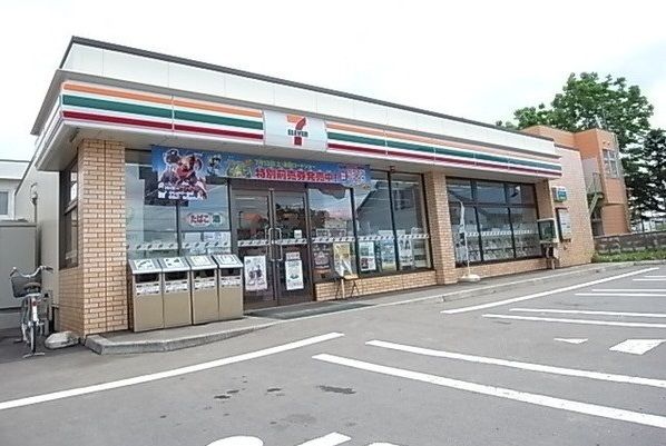 近くのセブンイレブン東茨戸店まで500m（徒歩7分）
