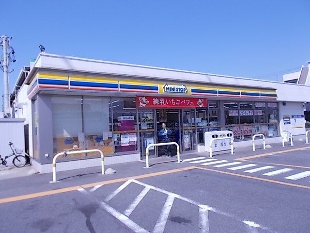 近くのミニストップ西川手店まで550m（徒歩7分）