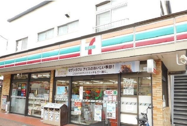 近くのコンビニまで260m（徒歩4分）