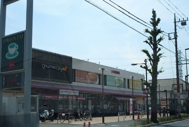 近くのグルメシティまで1,400m(徒歩18分)