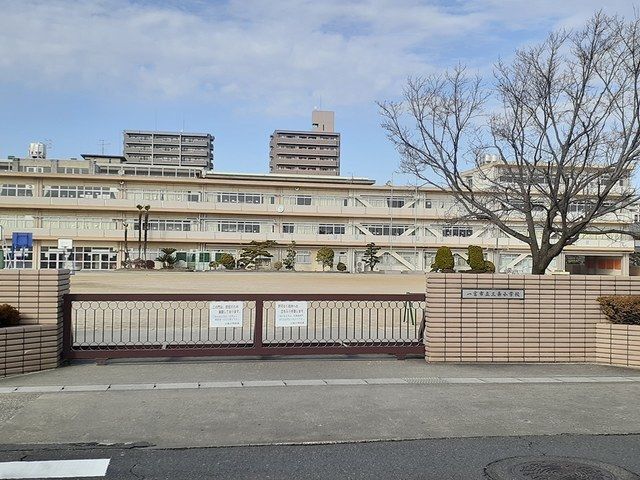 近くの一宮市立 三条小学校まで550m(徒歩7分)