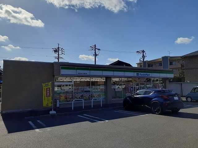 近くのファミリーマート半田やなべ高山まで355m（徒歩5分）