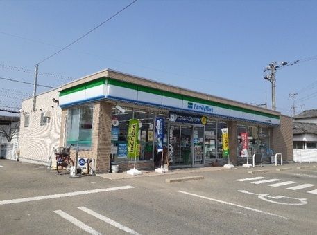 近くのコンビニまで630m（徒歩8分）