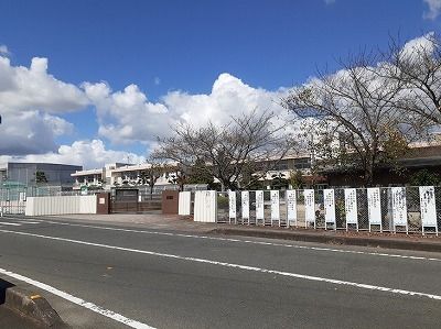 近くの小学校まで720m（徒歩9分）