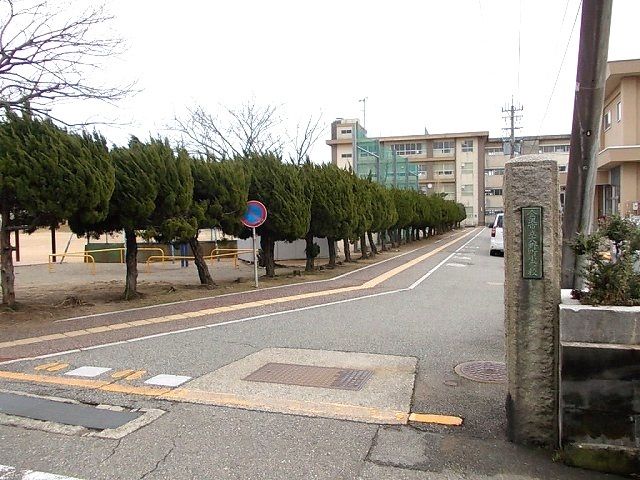 近くの小学校まで200m（徒歩3分）