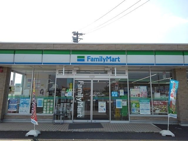 近くのファミリーマートまで270m（徒歩4分）