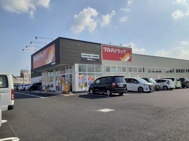 近くのツルハドラック筑後野町店まで600m（徒歩8分）