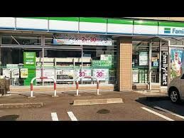 近くのファミリーマートまで450m（徒歩6分）