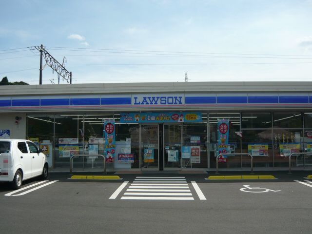 近くのローソン東市来駅前店まで400m（徒歩5分）