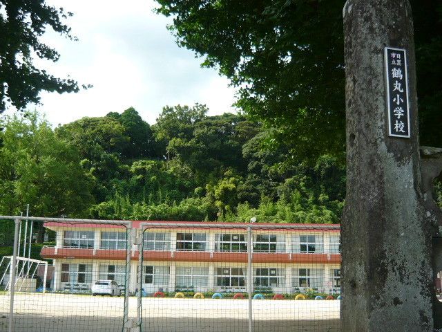 近くの鶴丸小学校まで500m(徒歩7分)