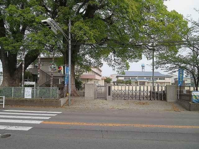 近くの明治小学校まで1,300m（徒歩17分）