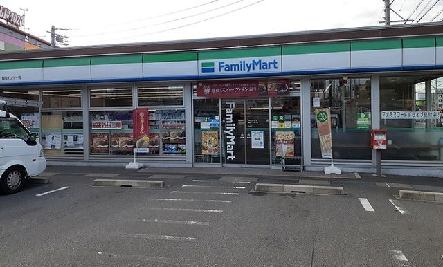 近くのファミリーマートまで550m（徒歩7分）