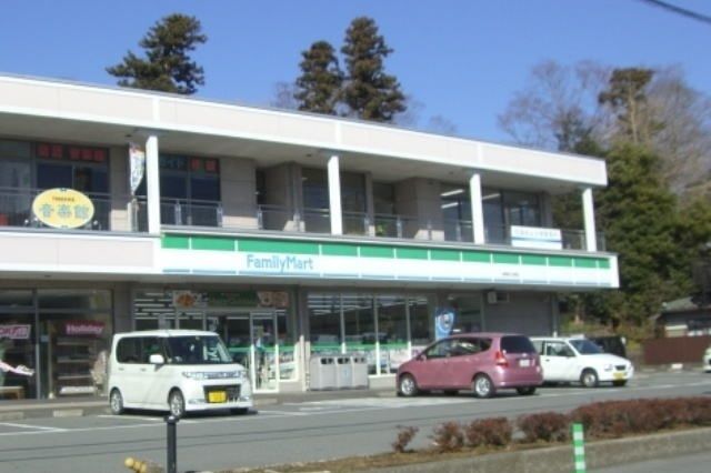 近くのファミリーマート御殿場北久原店まで850m（徒歩11分）