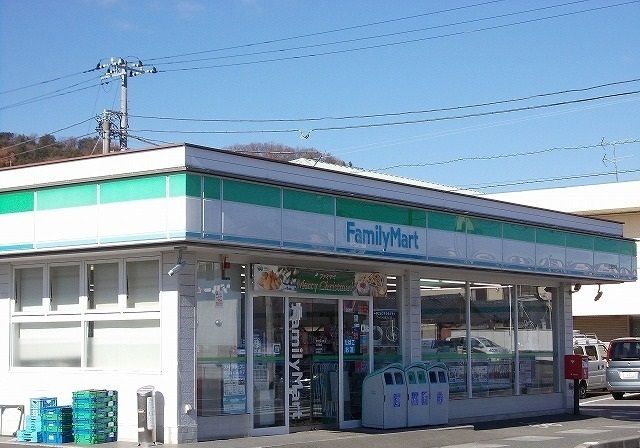近くのファミリーマート清水町徳倉南店まで900m（徒歩12分）