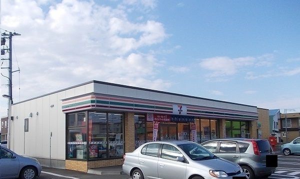 近くのセブンイレブン旭川近文店まで600m（徒歩8分）