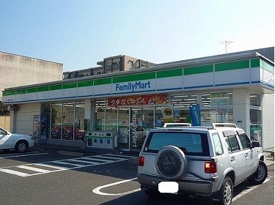 近くのファミリーマートまで350m（徒歩5分）