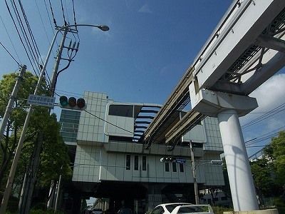 近くのモノレール小倉競馬場前駅まで1,100m（徒歩14分）