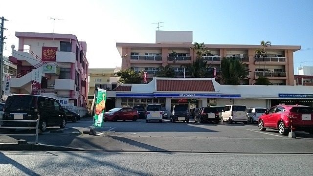 近くのローソン浦添牧港二丁目店まで180m(徒歩3分)