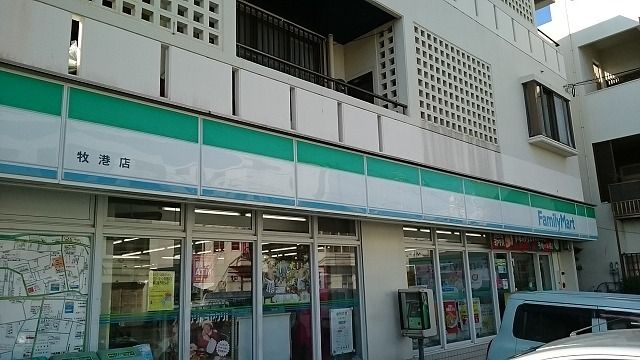 近くのファミリーマート牧港店まで400m(徒歩5分)