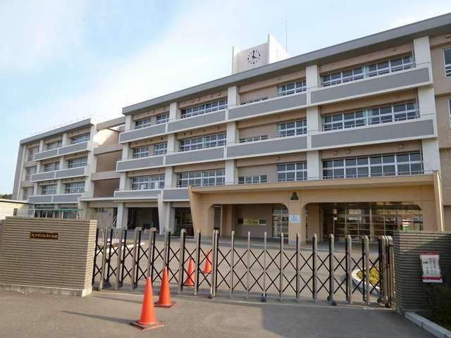 近くの坂ノ市小学校まで750m（徒歩10分）