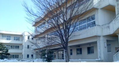 近くの霊山中学校まで650m（徒歩9分）