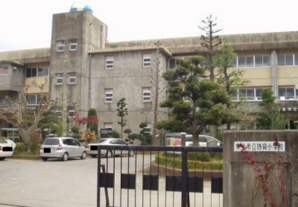 近くの鴇嶺小学校まで650m(徒歩9分)