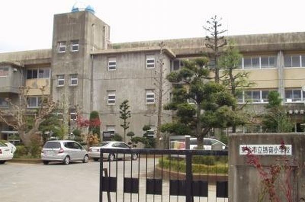 近くの鴇嶺小学校まで950m（徒歩12分）