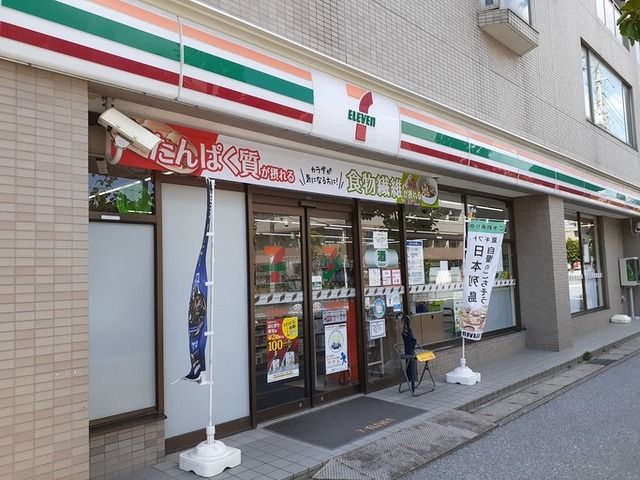 近くのコンビニまで640m（徒歩8分）