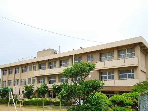 近くの岡山市立箕島小学校まで1,200m(徒歩15分)