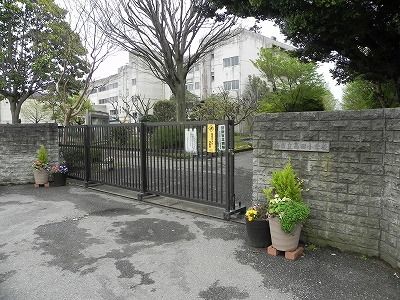近くの柏市立高田小学校まで1,100m(徒歩14分)