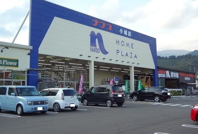 近くのナフコ小城店まで2,200m（徒歩28分）