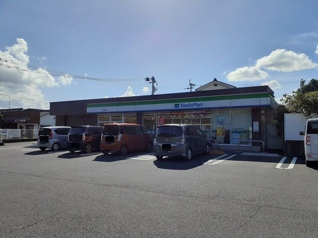 近くのファミリーマート隼人真孝店まで600m（徒歩8分）