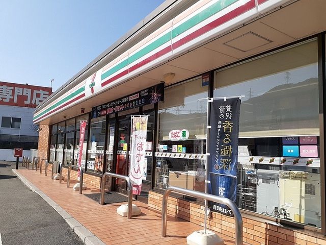 近くのコンビニまで1,000m（徒歩13分）