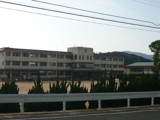 近くの誠意小学校まで500m（徒歩7分）