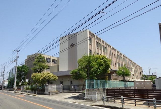 近くの円座小学校さんまで750m(徒歩10分)