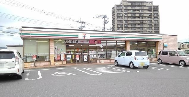 近くのセブンイレブン東大利店まで210m（徒歩3分）