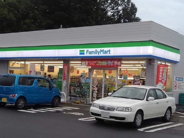近くのファミリーマートまで79m（徒歩1分）