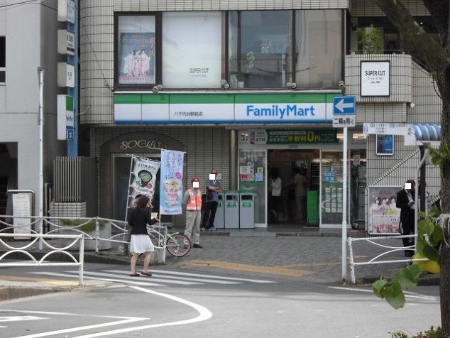近くのファミリーマートまで450m(徒歩6分)