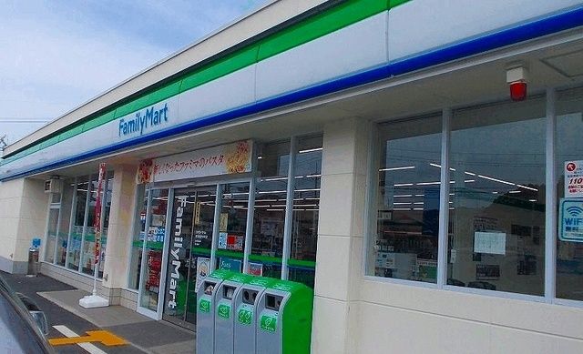 近くのファミリーマートまで500m（徒歩7分）