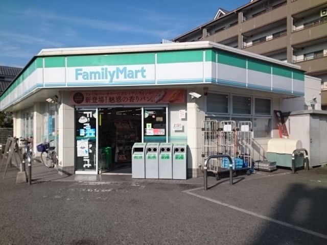 近くのファミリーマート泉大津穴田店まで400m（徒歩5分）