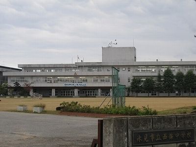 近くの西條中学校まで2,000m（徒歩25分）