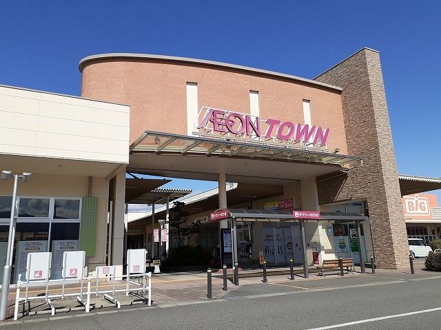近くのイオンタウン山梨中央まで3,000m（徒歩38分）