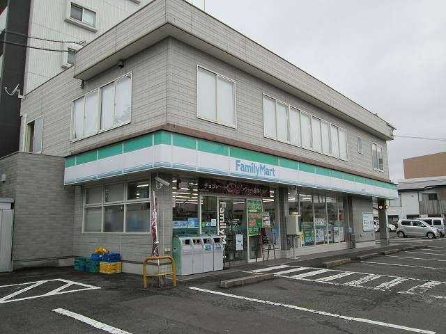 近くのファミリーマート昭和町店まで700m（徒歩9分）