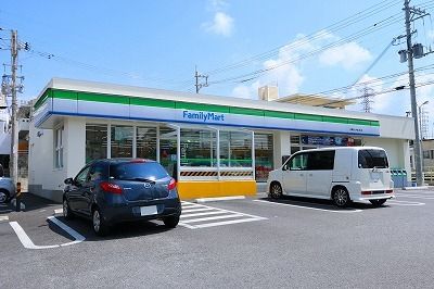 近くのファミリーマート桃山通り店まで650m(徒歩9分)