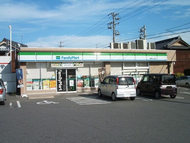 近くのファミリーマート西幡豆上大坪店まで1,000m（徒歩13分）