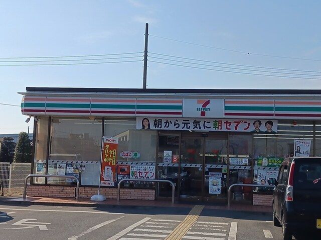 近くのセブンイレブン加須旗井西店まで890m（徒歩12分）